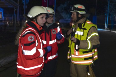 Einsatzleiter Feuerwehr und Rettungsdienst besprechen die Lage
